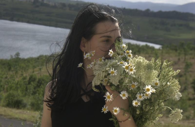 dívka s květy